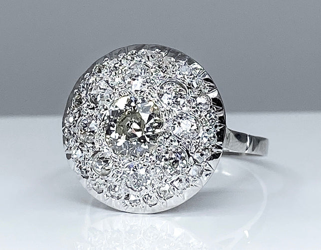 Bague 58 Bague en or blanc 18 carats pavée de 33 diamants, vers 1930 58 Facettes AB293