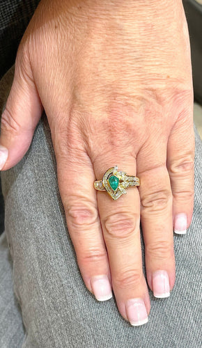 Bague 57 Bague émeraude poire et diamants 58 Facettes