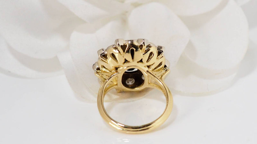 Bague 49 Bague entourage en or jaune, saphir ovale et diamants 58 Facettes 31888