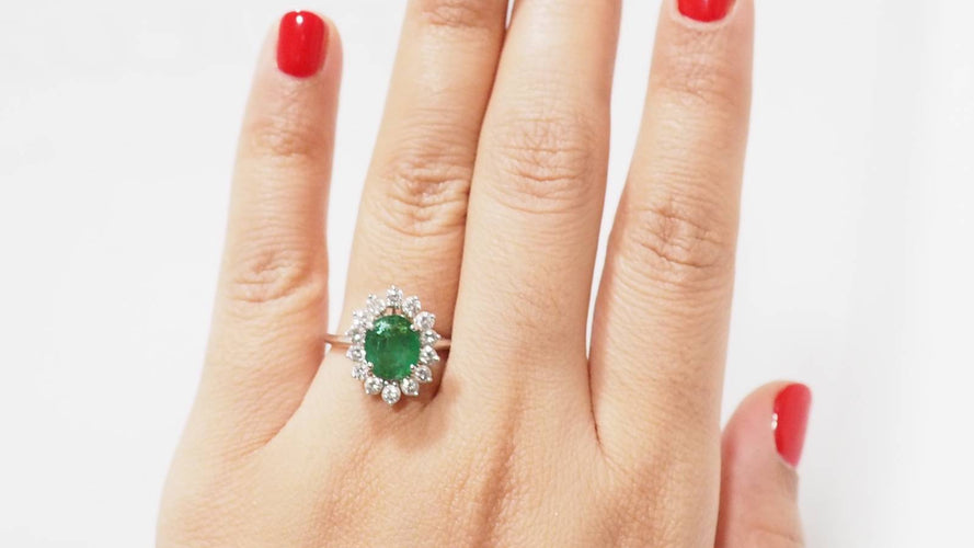 Bague 58.5 Bague marguerite en or blanc; Emeraude et diamants 58 Facettes 31956