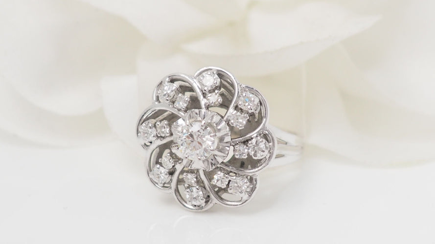 Bague 52 Bague marguerite en or blanc platine et diamants 58 Facettes 32491
