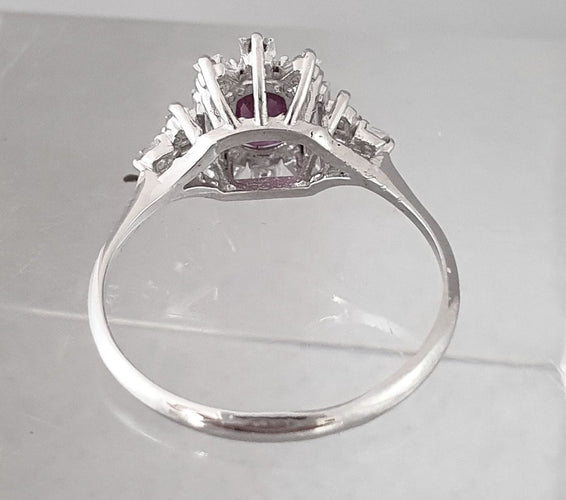 Bague 57 Bague or blanc, rubis fin au centre et entourage diamants Princesse 58 Facettes