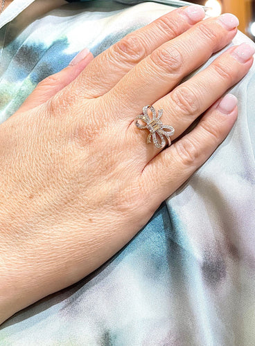 Bague 55 Bague Noeud en or blanc diamants 58 Facettes