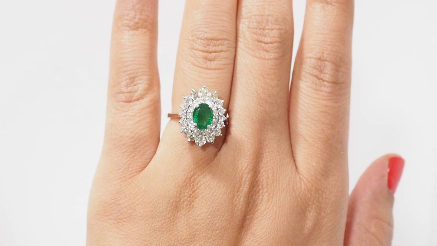 Bague 54.5 Bague double entourage en or blanc, émeraude et diamants 58 Facettes F4950