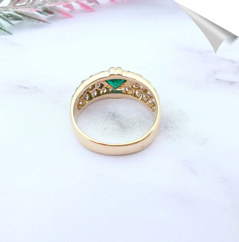 Bague Bague en or jaune, émeraude, diamants 58 Facettes AA 1553