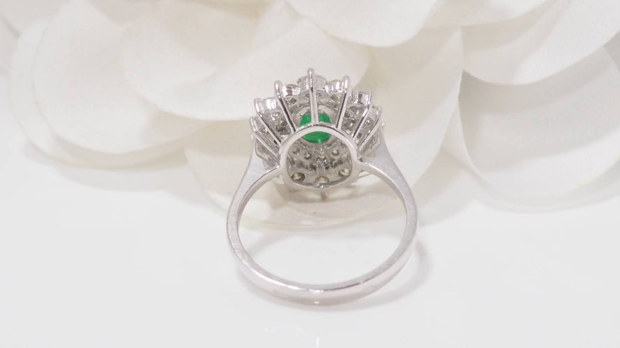 Bague 54.5 Bague double entourage en or blanc, émeraude et diamants 58 Facettes F4950