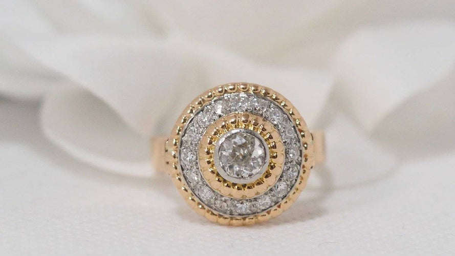Bague Bague Rétro entourage or bicolore diamants 58 Facettes 30851