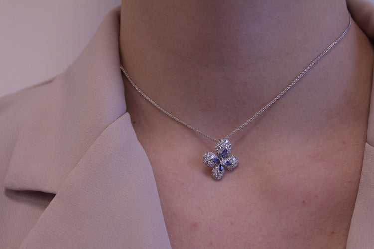 Collier CHAUMET - Collier Hortensia or blanc, diamants, saphirs 58 Facettes 082997