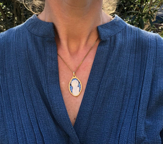 Pendentif Médaille en or, nacre et émail 58 Facettes 31