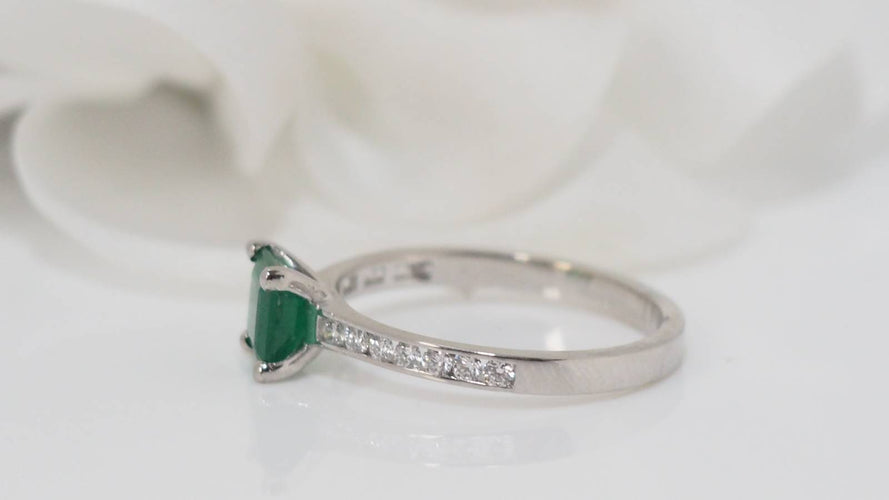 Bague Bague en or blanc, émeraude et diamants 58 Facettes 30944