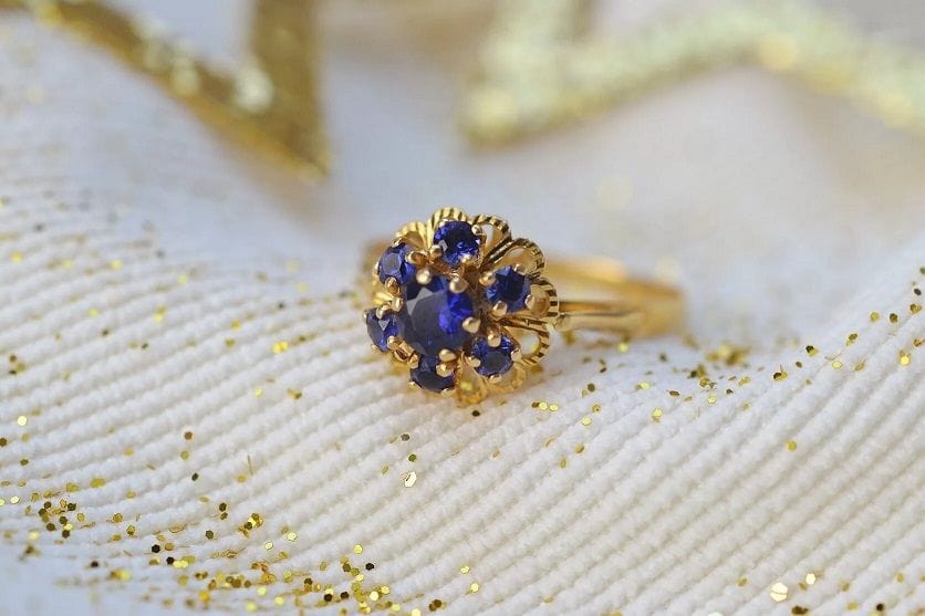 Bague Bague fleur striée pierres bleues 58 Facettes Ref1828