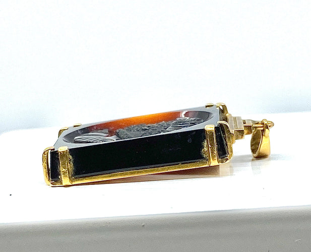 Pendentif Pendentif Or jaune Sardoine sculptée 58 Facettes AB284