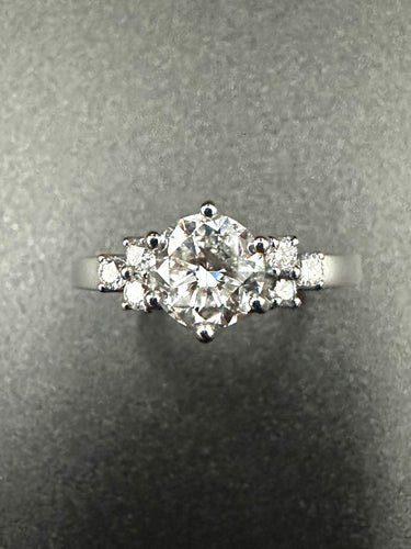 Bague 54 Solitaire platine et diamants dont 1,25ct certifié 58 Facettes