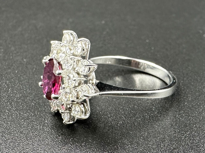 Bague 54 BUCHERER. Bague vintage or blanc, rubis et diamants 58 Facettes