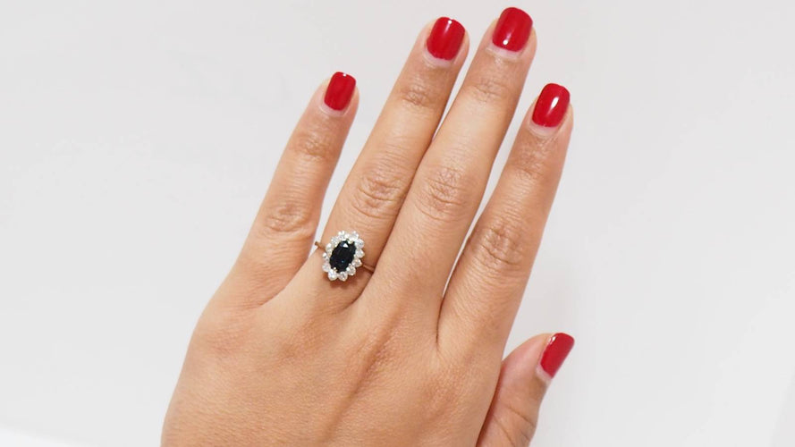 Bague 54 Bague marguerite en or blanc, saphir ovale et diamants 58 Facettes 31322