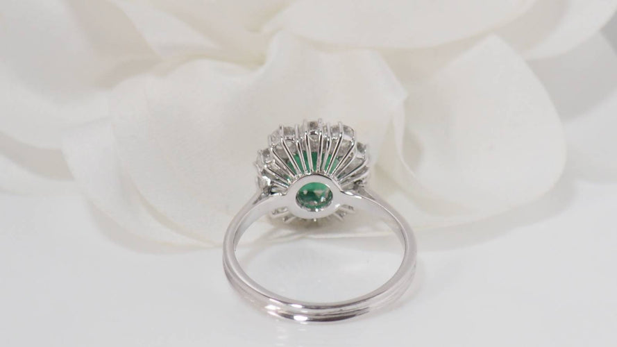 Bague Bague entourage en or blanc, émeraude et diamants 58 Facettes 31491