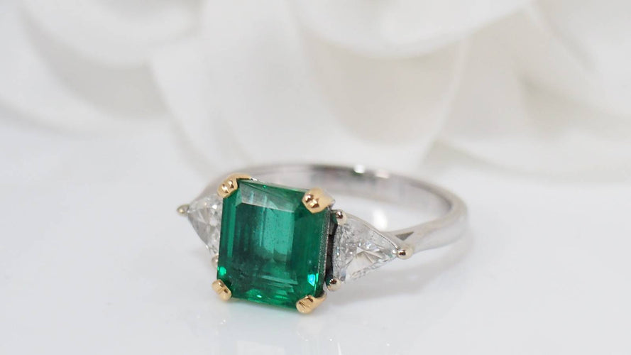 Bague 53.5 Bague émeraude de Colombie, or blanc et diamants triangle 58 Facettes F 4926