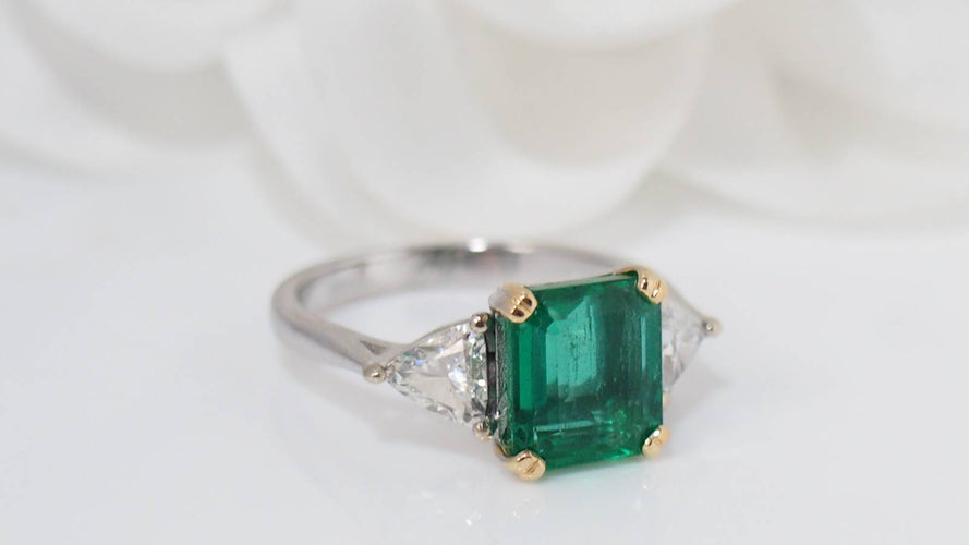 Bague 53.5 Bague émeraude de Colombie, or blanc et diamants triangle 58 Facettes F 4926