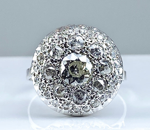Bague 58 Bague en or blanc 18 carats pavée de 33 diamants, vers 1930 58 Facettes AB293