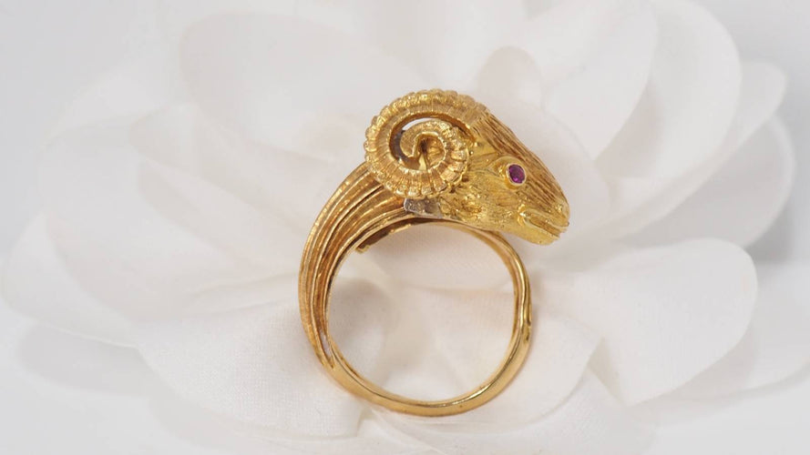 Bague Bague tête de bélier en or jaune et rubis 58 Facettes 31325