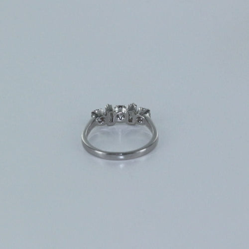 Bague 52 Bague Or blanc Diamants ronds et baguettes 58 Facettes