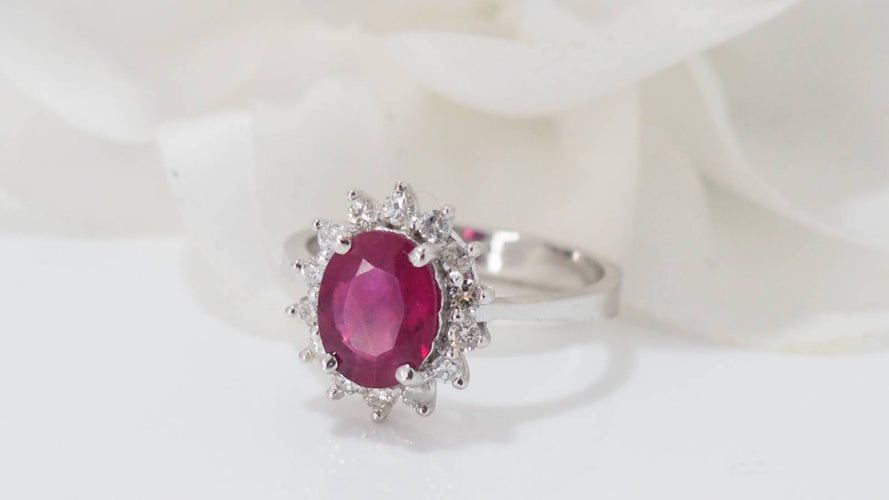 Bague 54.5 Bague marguerite en or blanc, rubis ovale et diamants 58 Facettes F4948