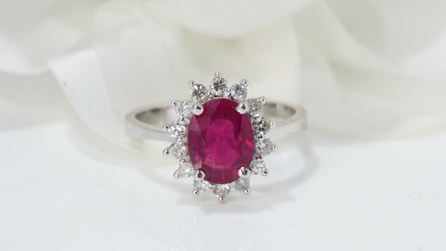 Bague 54.5 Bague marguerite en or blanc, rubis ovale et diamants 58 Facettes F4948
