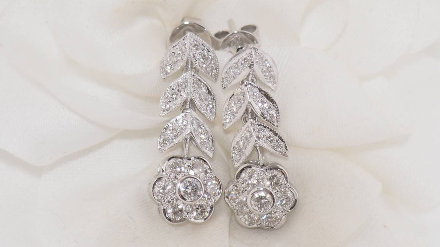 Boucles d'oreilles Pendantes en or blanc, diamants 58 Facettes 32070