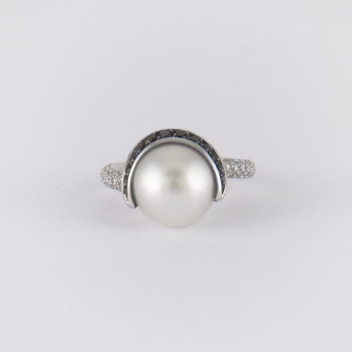 CHANEL - Anel de Pérola com Diamantes Pretos e Brancos