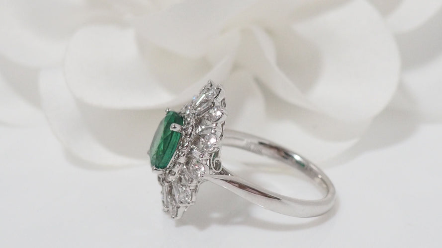 Bague 54 Bague entourage en or blanc, émeraude ovale et diamants 58 Facettes 31617