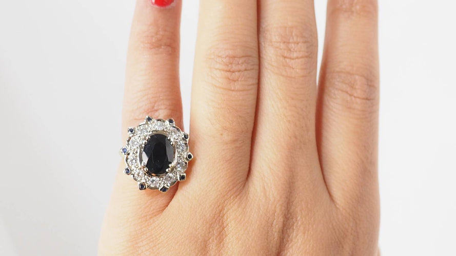 Bague 49 Bague entourage en or jaune, saphir ovale et diamants 58 Facettes 31888