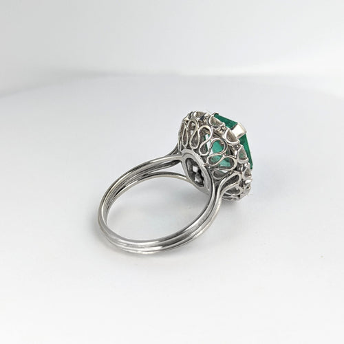 Bague 57 Bague Pompadour or blanc Emeraude et diamants 58 Facettes