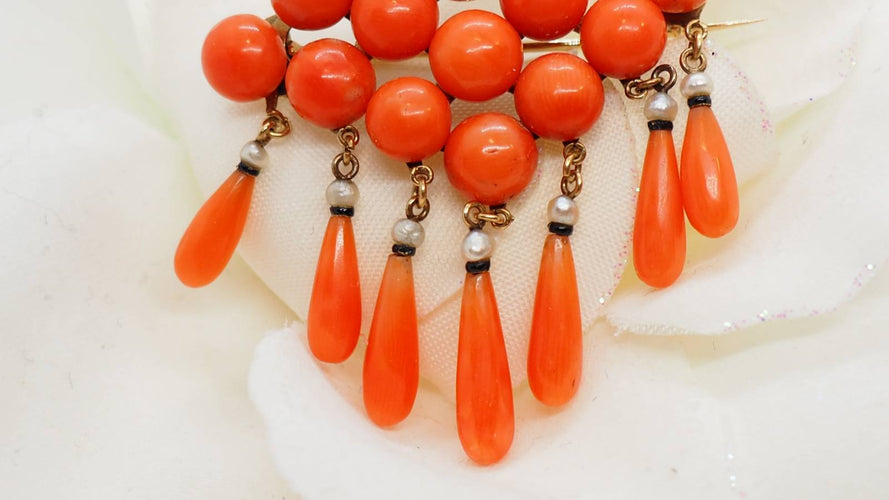 Broche Broche ajourée Napoléon III perles corail et émail noir 58 Facettes 30349