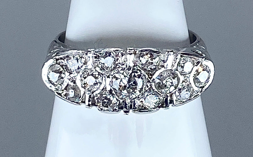 Bague 56 Bague en platine pavée de diamants. Epoque Art Deco. 58 Facettes AB265