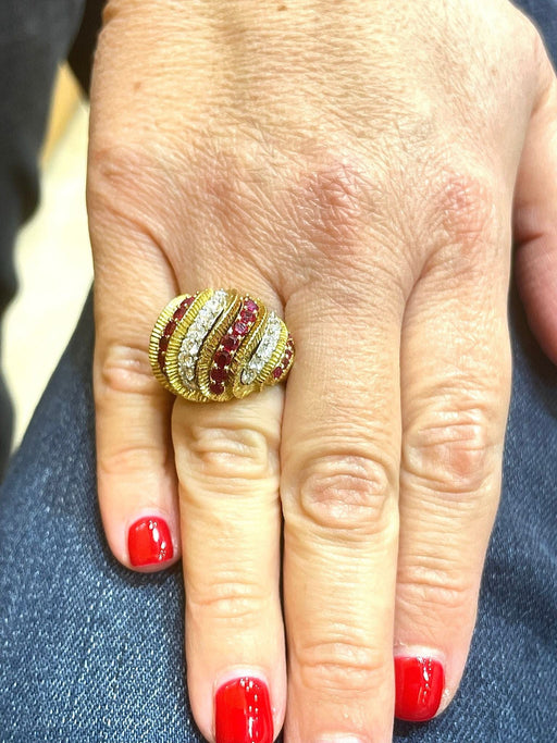 Bague Bague en or jaune rubis et diamants 58 Facettes