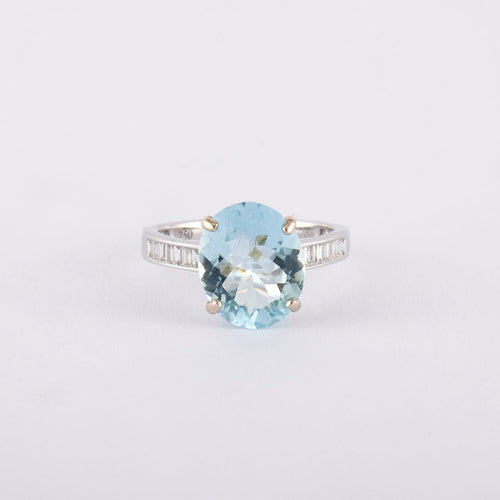 Bague 53 Bague en or blanc, diamants, avec une aigue-marine 58 Facettes