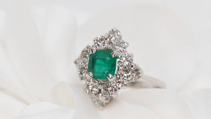 Bague Bague losangique en or gris, émeraude rectangle et diamants 58 Facettes 30220