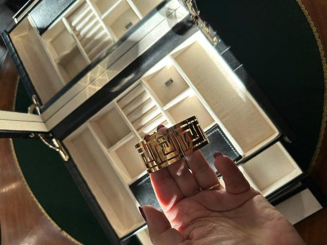 Bracelet Bracelet manchette Hiéroglyphes émaillés Or jaune 58 Facettes