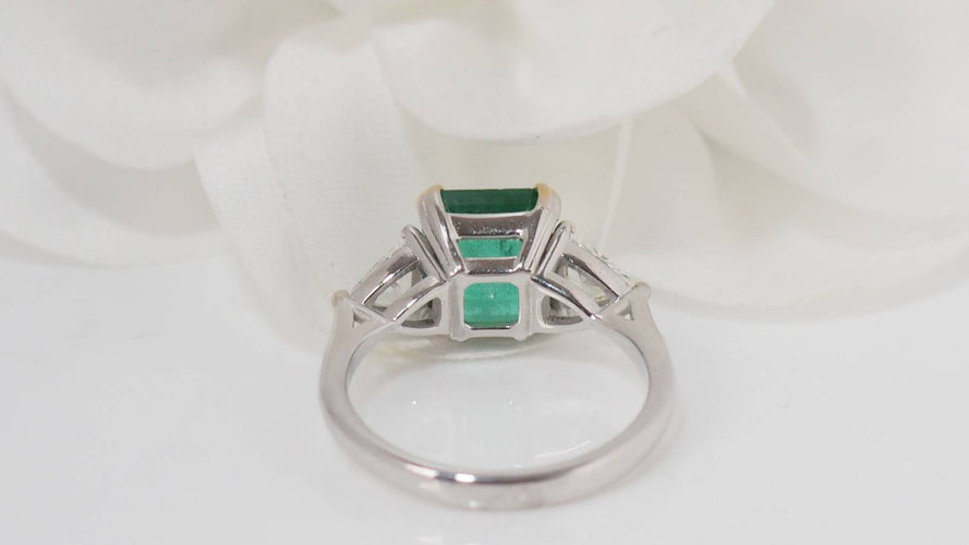 Bague 53.5 Bague émeraude de Colombie, or blanc et diamants triangle 58 Facettes F 4926