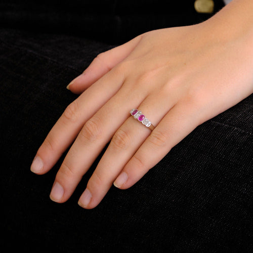 Bague 54 Bague Saphirs roses et éclats de diamants 58 Facettes