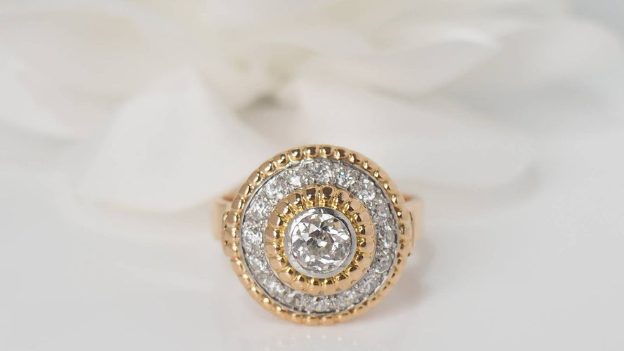 Bague Bague Rétro entourage or bicolore diamants 58 Facettes 30851