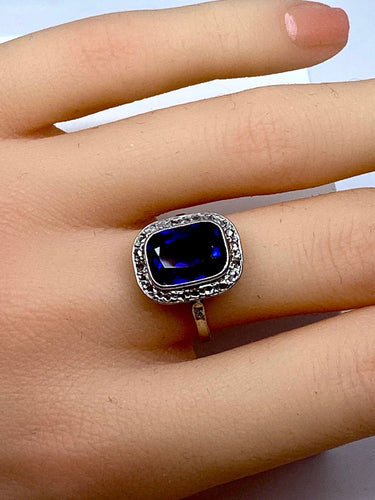 Bague 52 Bague en or blanc 18 carats, diamants et saphir Verneuil. Epoque 1900 58 Facettes AB266