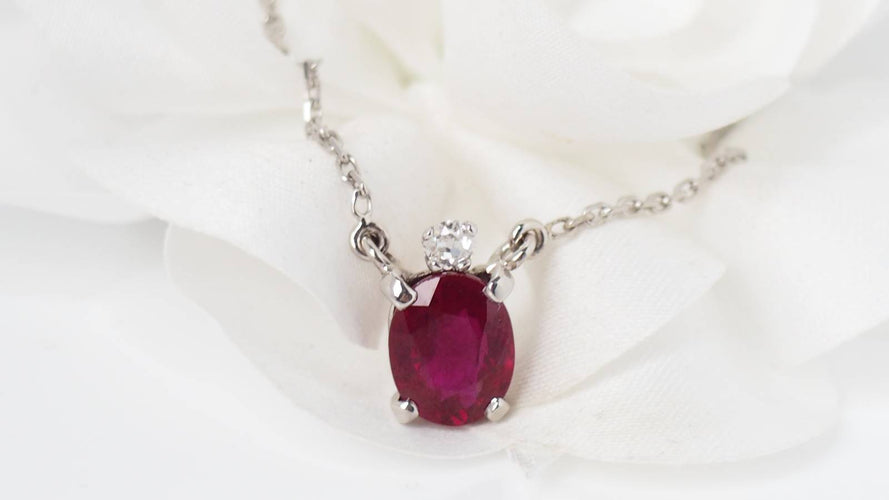 Collier Collier Pendentif or blanc, Rubis ovale et diamant 58 Facettes F4915