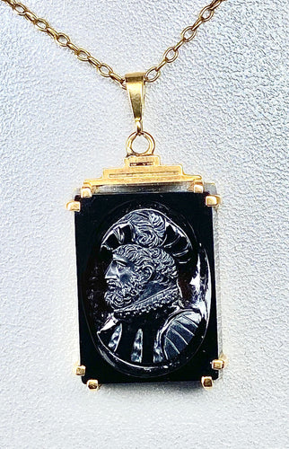 Pendentif Pendentif Or jaune Sardoine sculptée 58 Facettes AB284