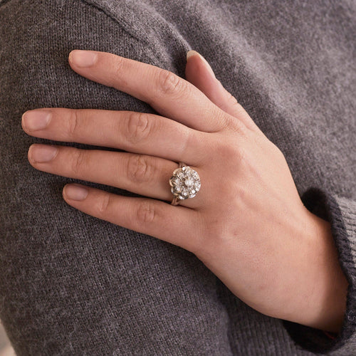 Bague 54 Bague fleur ciselée Diamants 58 Facettes