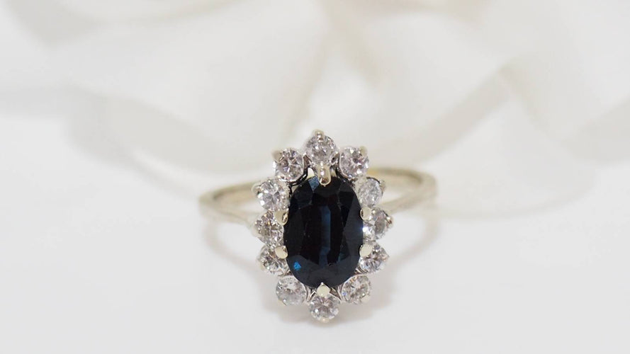 Bague 54 Bague marguerite en or blanc, saphir ovale et diamants 58 Facettes 31322