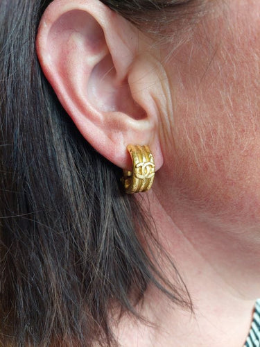 Boucles d'oreilles CLIPS SIGNÉS CHANEL 58 Facettes 072501