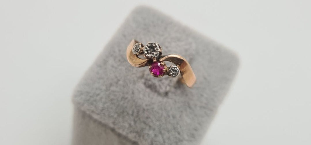 Bague 55 Bague en Or jaune, rubis et diamants 58 Facettes