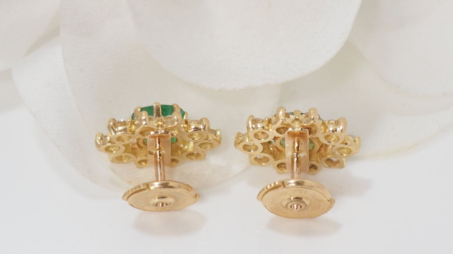 Boucles d'oreilles Boucles d'oreilles marguerite en or jaune, émeraudes, diamants 58 Facettes 31991