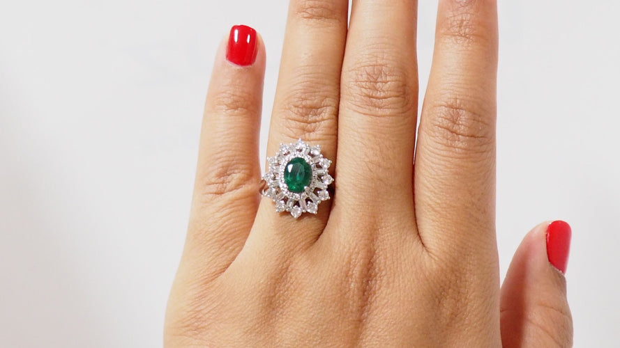 Bague 54 Bague entourage en or blanc, émeraude ovale et diamants 58 Facettes 31617